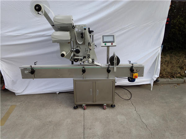 फ्लैट बोतल के लिए स्वचालित स्टीकर विमान लेबलिंग मशीन