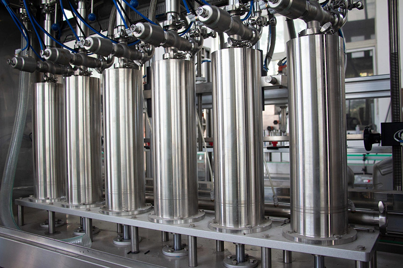 स्वचालित कॉस्मेटिक इत्र तरल बॉटलिंग बोतल भरने की मशीन