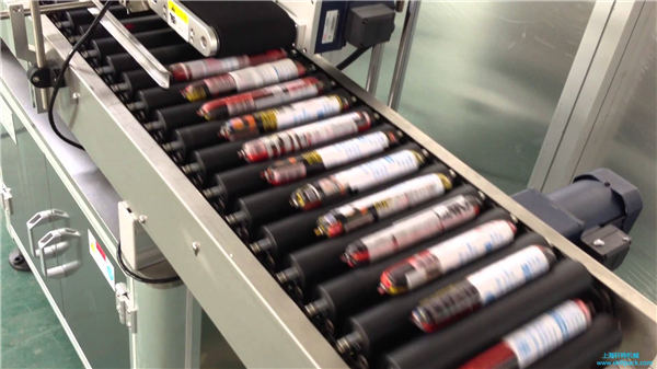 फीडर के साथ स्वचालित सॉसेज लेबलिंग मशीन